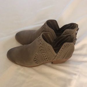 VINCE CAMUTO TAUPE BOOTIE SIZE 7.5